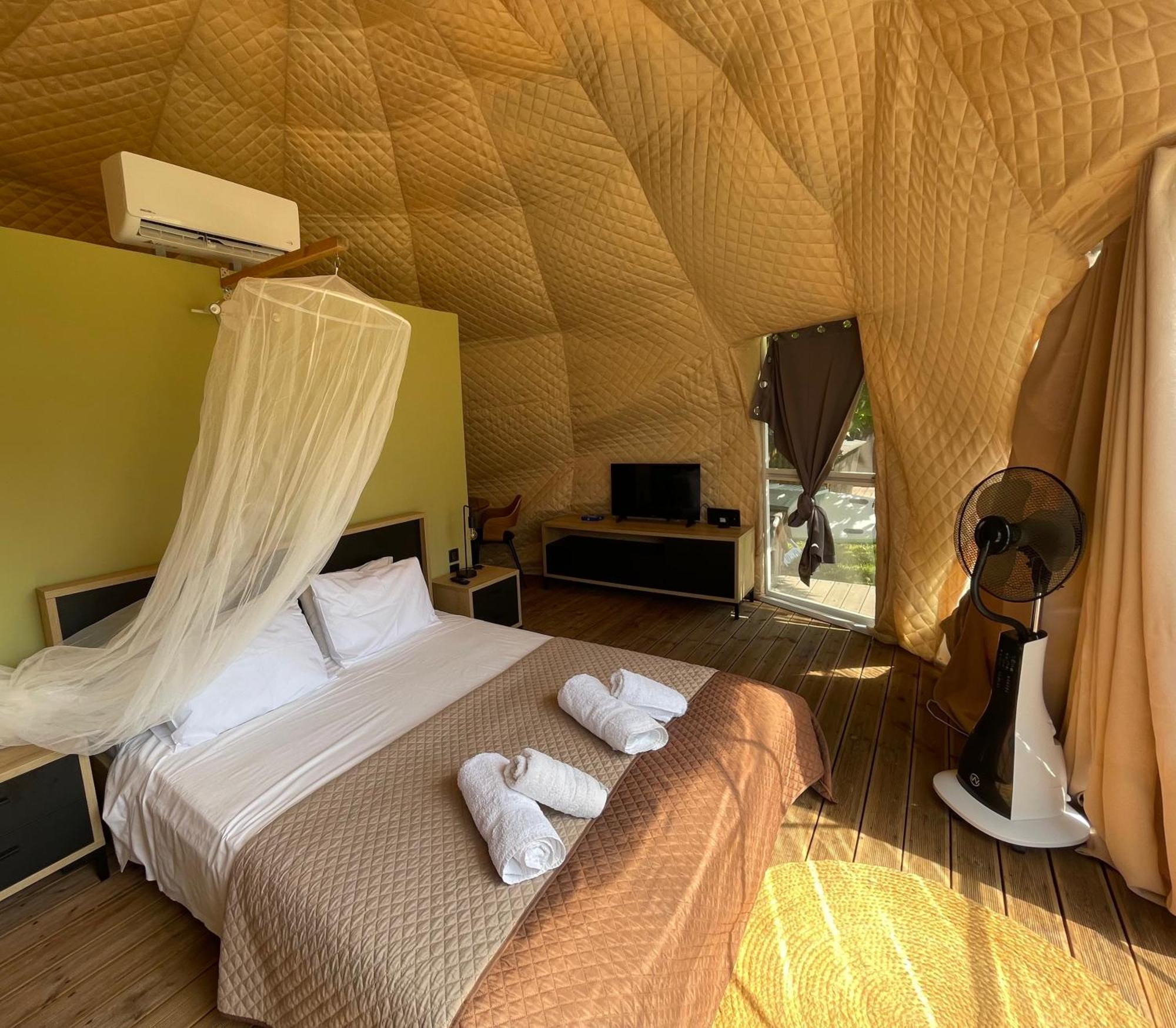 Hotel Manna Gea Glamping Domes Wonitsa Zewnętrze zdjęcie